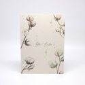 Kartka z ekologiczną kopertą. Na środku kaligrafowany napis "Dla Ciebie". Wokół są akwarelowe gałązki z kwiatami bawełny.