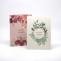 Kartka na beżowym papierze z wiankiem z zielonych liści i napisem "W dniu ślubu". W komplecie z zieloną kopertą.
