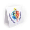 Kwadratowa kartka z rysunkiem Świętej Rodziny. Otaczają ją gałązki niebieskich gałęzi.