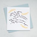 Kwadratowa kartka ze słowami z Ksiegi Rut. Otaczają je gałęzie złotych liści i delikatne niebieskie linie.