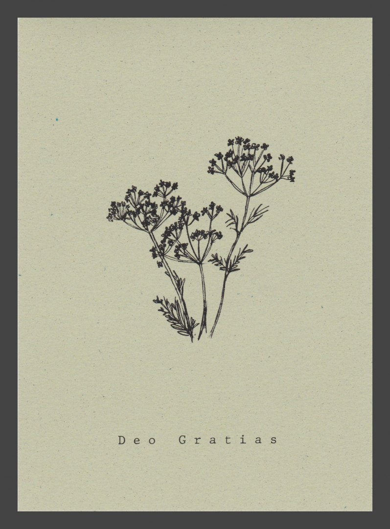 Zielony miniplakat z czarną grafiką rośliny polnej. Pod nią słowa Deo Gratias.