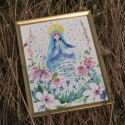Plakat z modlącą się Maryją. Otaczają ją kwiaty na łące. Oprawiony w złotą ramę.
