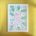 Plakat z różowymi i zielonymi roślinami otaczającymi słowa Edyty Stein. Oprawiony w prostą białą ramę.