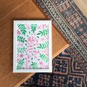 Plakat z różowymi i zielonymi roślinami otaczającymi słowa Edyty Stein. Oprawiony w prostą białą ramę.