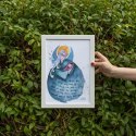 Plakat z niebieskim aniołem przytulającym dziecko i modlitwą do Anioła Stróża. Oprawiony w białą prostą ramę.