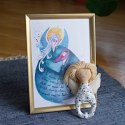 Plakat z niebieskim aniołem przytulającym dziecko i modlitwą do Anioła Stróża. Oprawiony w złotą ramę.