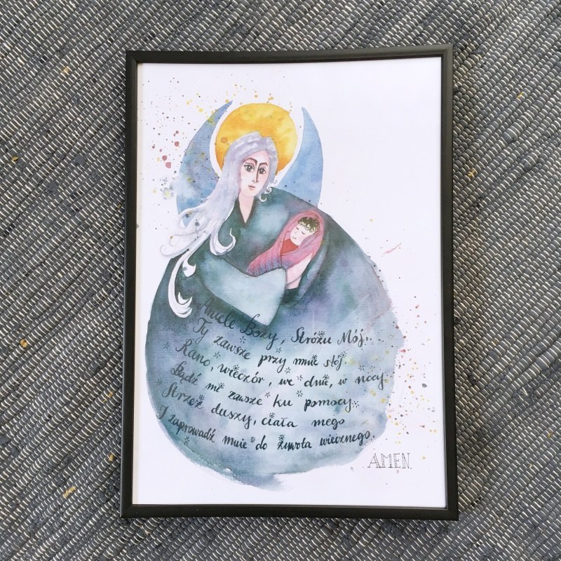 Plakat z niebieskim aniołem przytulającym dziecko i modlitwą do Anioła Stróża. Oprawiony w czarną prostą ramę.