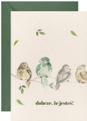 Kartka z akwarelowym malunkiem na beżowym papierze. Na gałązkach siedzą cztery kolorowe ptaszki. Poniżej nich jest napis "Dobrze, że jesteś!"