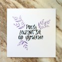 Kwadratowa kartka z fioletowymi liśćmi i słowami Matki Teresy.