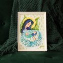 Plakat z akwarelowym aniołem o granatowych włosach i zielonych skrzydłami. Trzyma w ramionach dwójkę dzieci. Oprawiony jest w białą frezowaną ramę.
