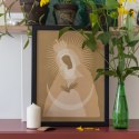 Złoty plakat z Madonną Miłosierdzia, czyli Matką Bożą Ostrobramską. Oprawiony w prostą czarną ramę.