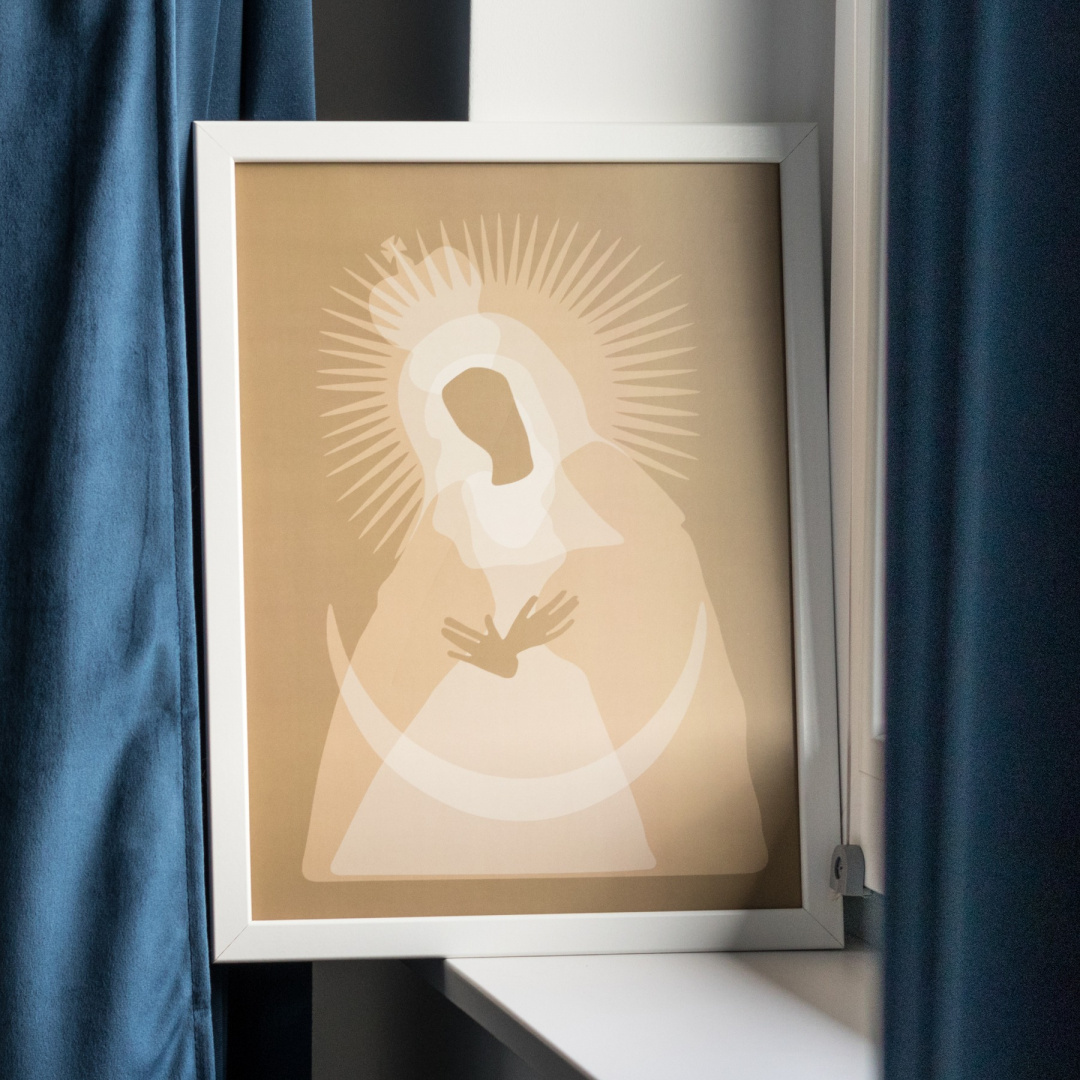 Złoty plakat z Madonną Miłosierdzia, czyli Matką Bożą Ostrobramską. Oprawiony w prostą białą ramę.